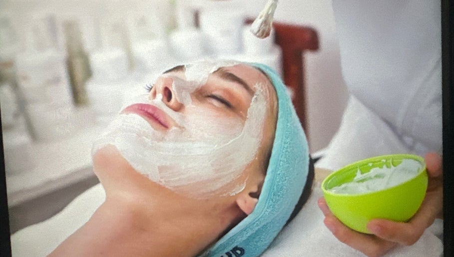 Unique Best salon image 1