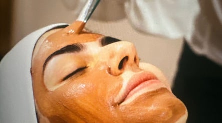 Unique Best salon image 2