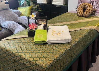 Relaxing massage table at Apsara Wellness in Eastleigh, Southampton, Fair Oak, Southampton, England, GB.