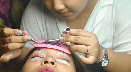 Lash extension session at Lashes By Me, Daerah Khusus Ibukota Jakarta, professional applying lashes with tweezers.