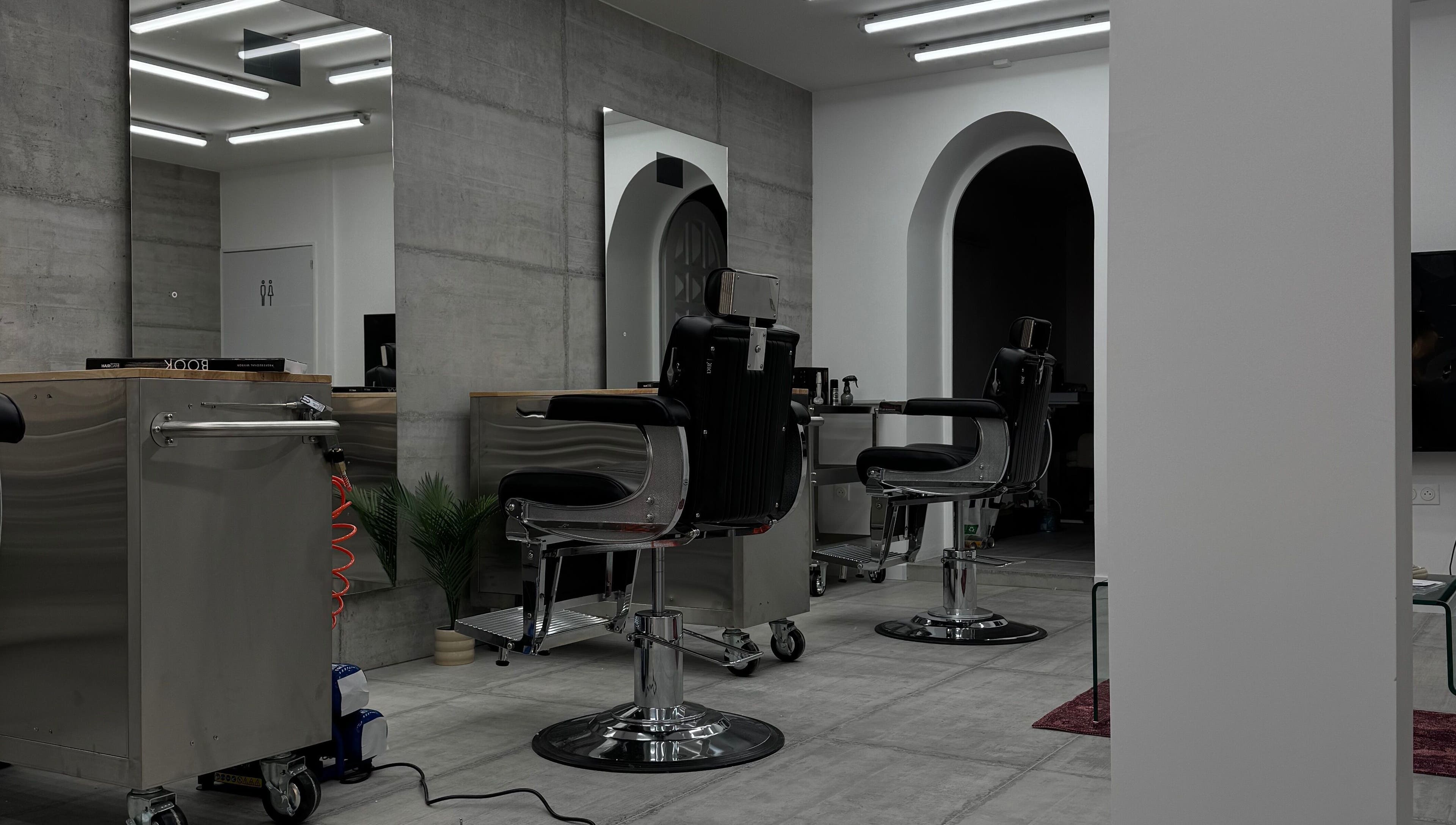 Intérieur moderne de Salonx24 à Knutange, Grand Est, FR avec fauteuils de coiffure élégants.