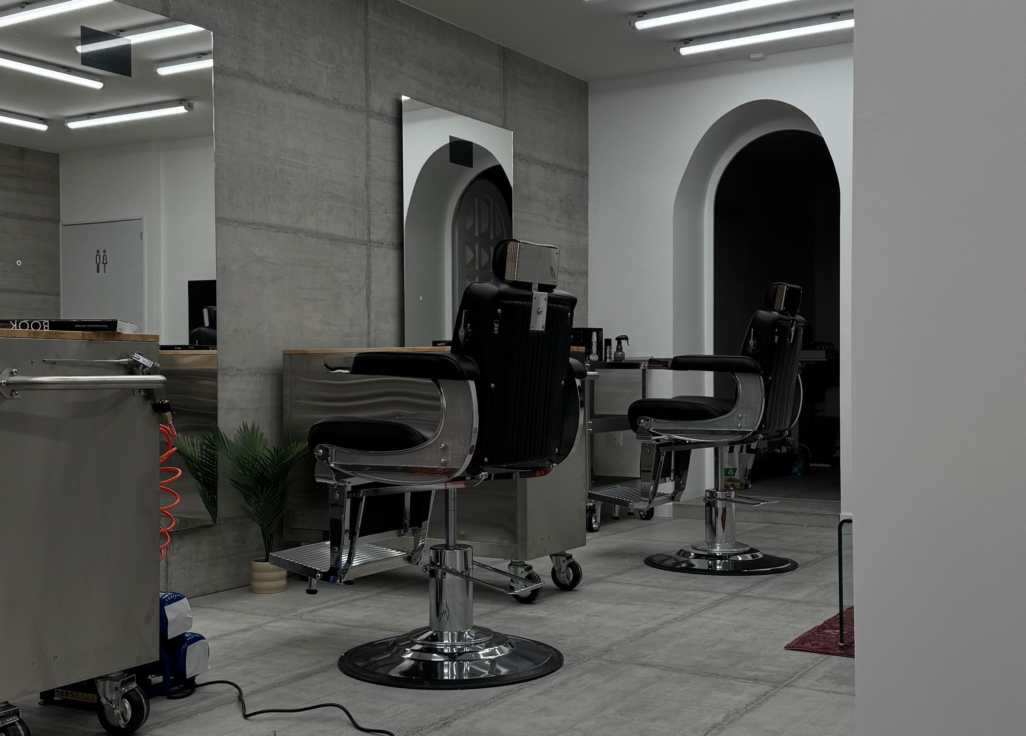 Intérieur moderne de Salonx24 à Knutange, Grand Est, FR avec fauteuils de coiffure élégants.