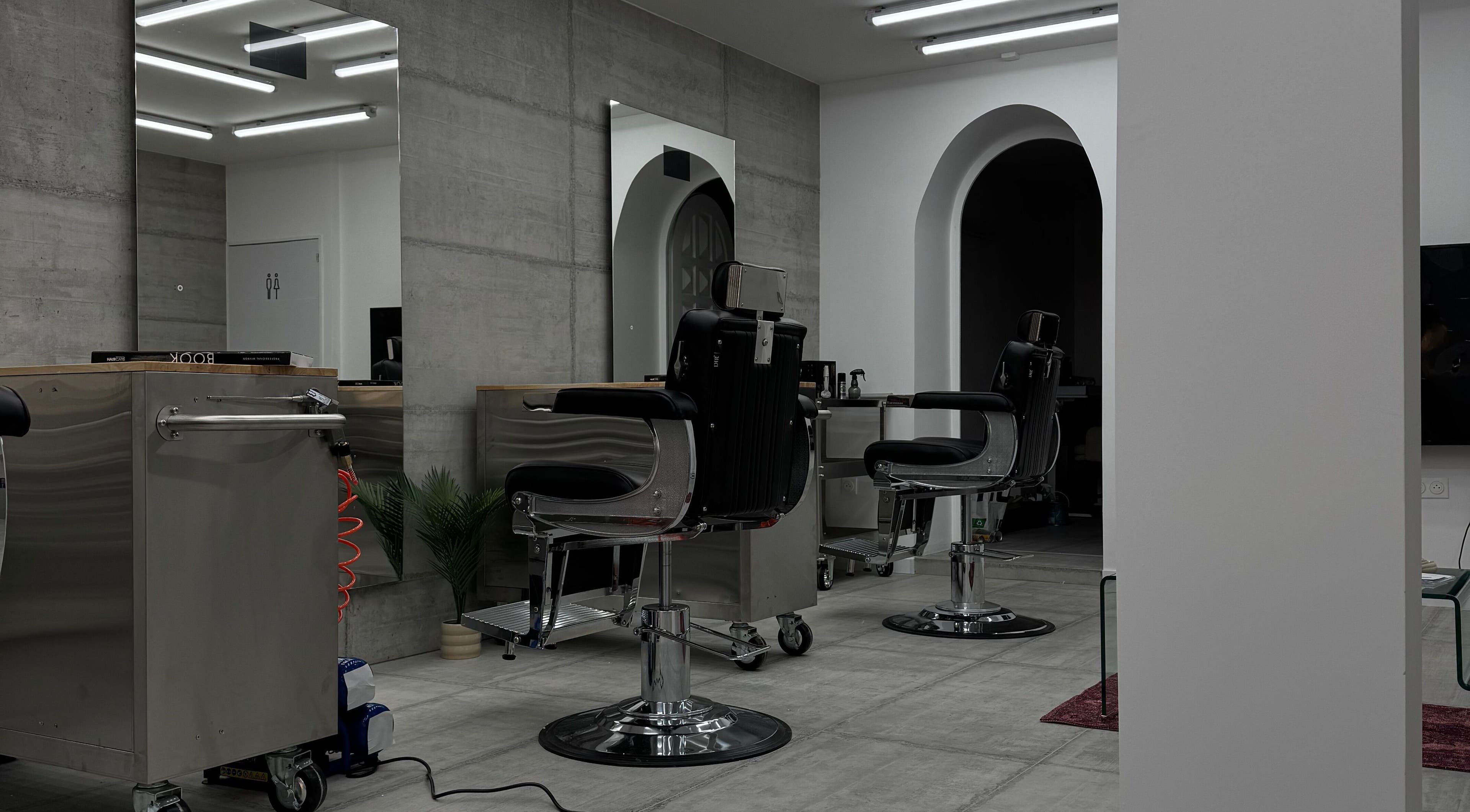 Intérieur moderne de Salonx24 à Knutange, Grand Est, FR avec fauteuils de coiffure élégants.