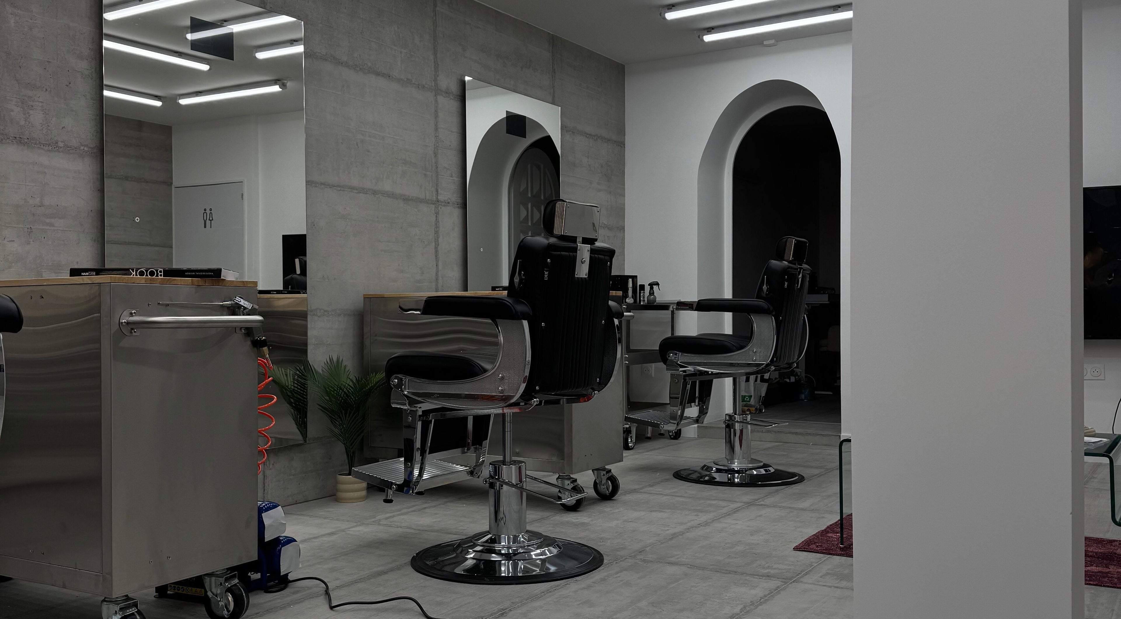 Intérieur moderne de Salonx24 à Knutange, Grand Est, FR avec fauteuils de coiffure élégants.