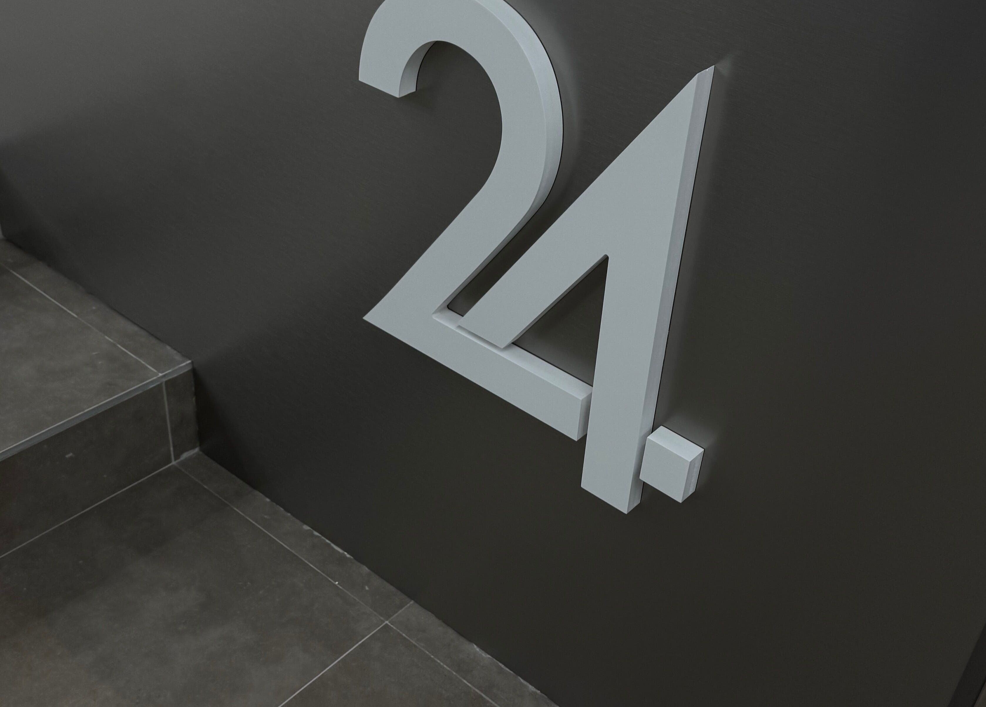 Entrée élégante de Salonx24 à Knutange, Grand Est, FR avec un logo moderne '24' en relief.