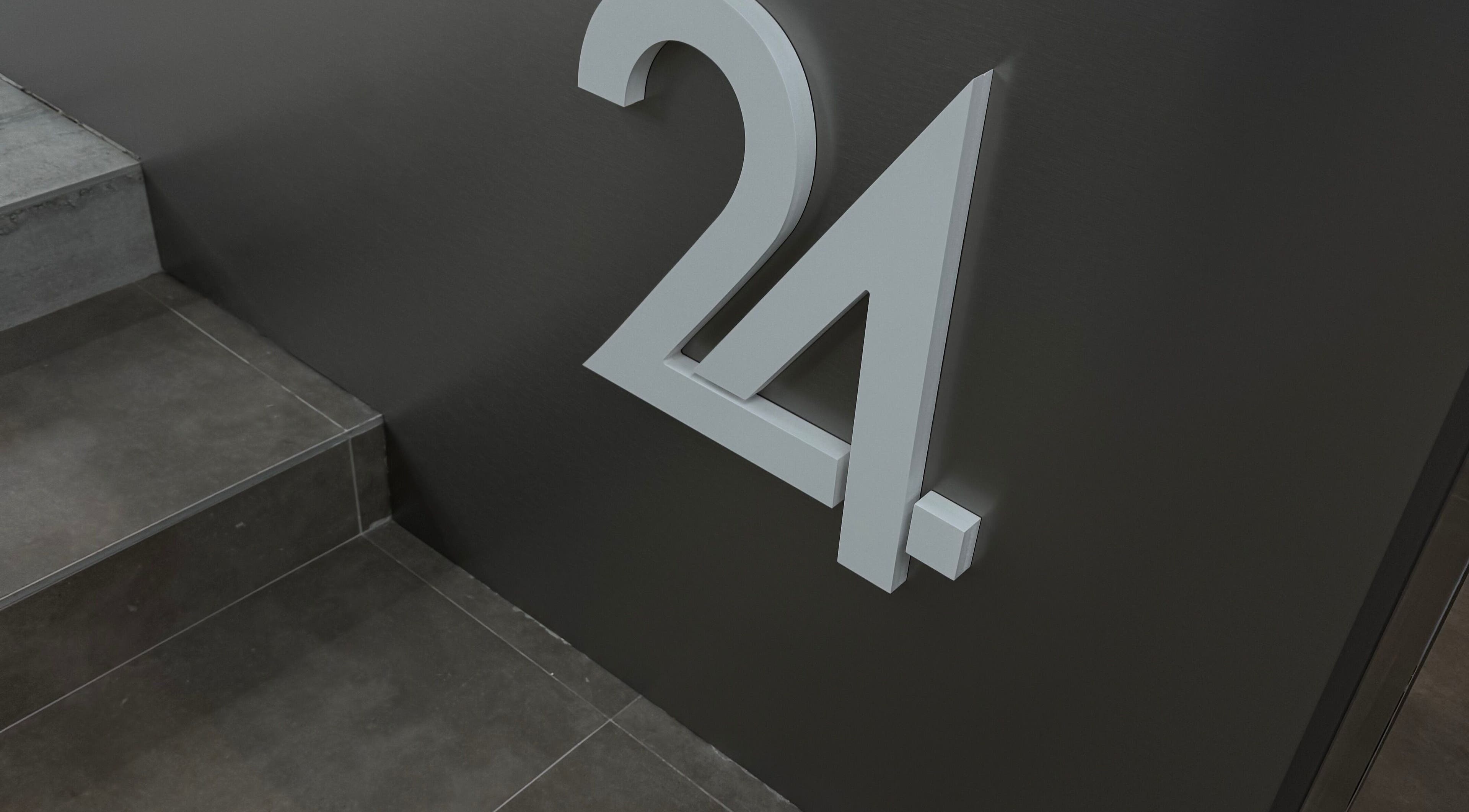 Entrée élégante de Salonx24 à Knutange, Grand Est, FR avec un logo moderne '24' en relief.