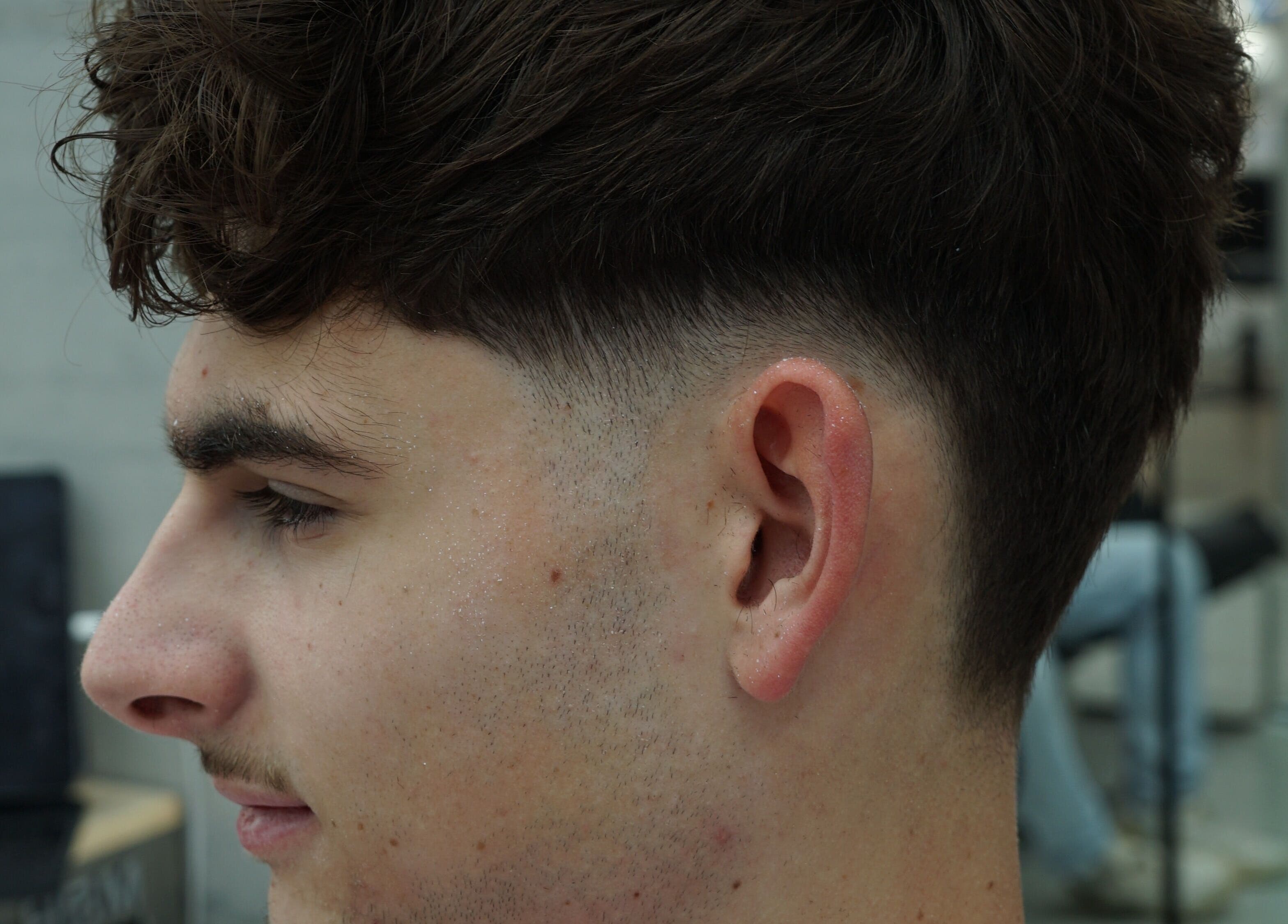 Coiffure homme moderne à Salonx24, Knutange, Grand Est, FR, mettant en valeur un dégradé élégant.