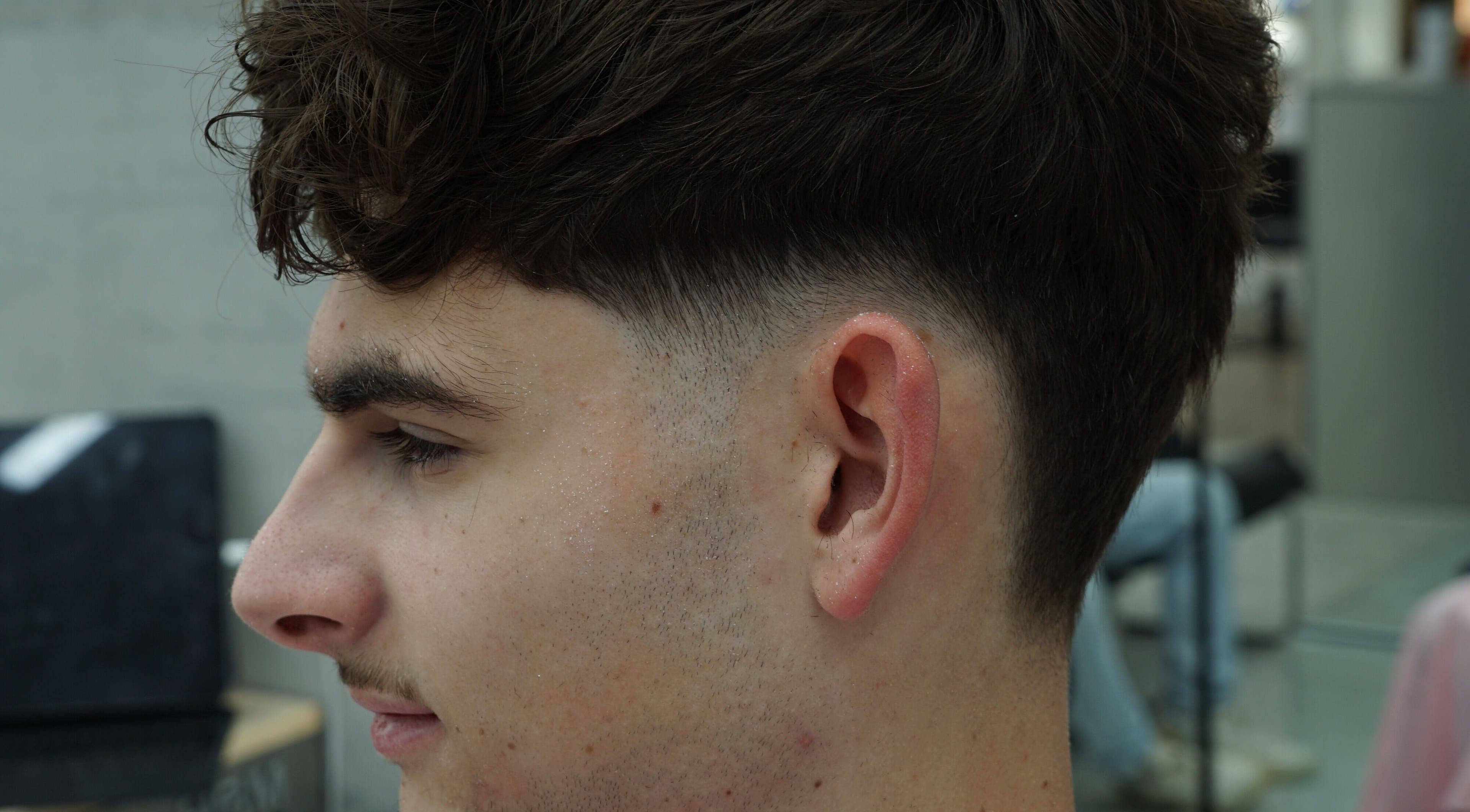 Coiffure homme moderne à Salonx24, Knutange, Grand Est, FR, mettant en valeur un dégradé élégant.