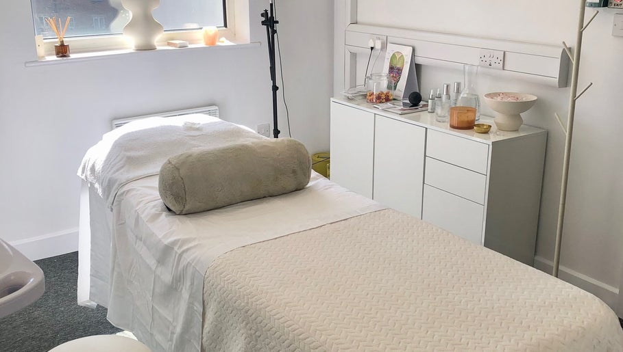 Relaxing treatment room at Skin by Cassie in Westhoughton, England, GB with cozy bed and calm ambiance.