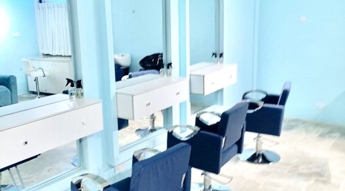Modern salon chairs and mirrors at Blueberry Locs, Lekki, Lagos, NG offering exceptional beauty services.