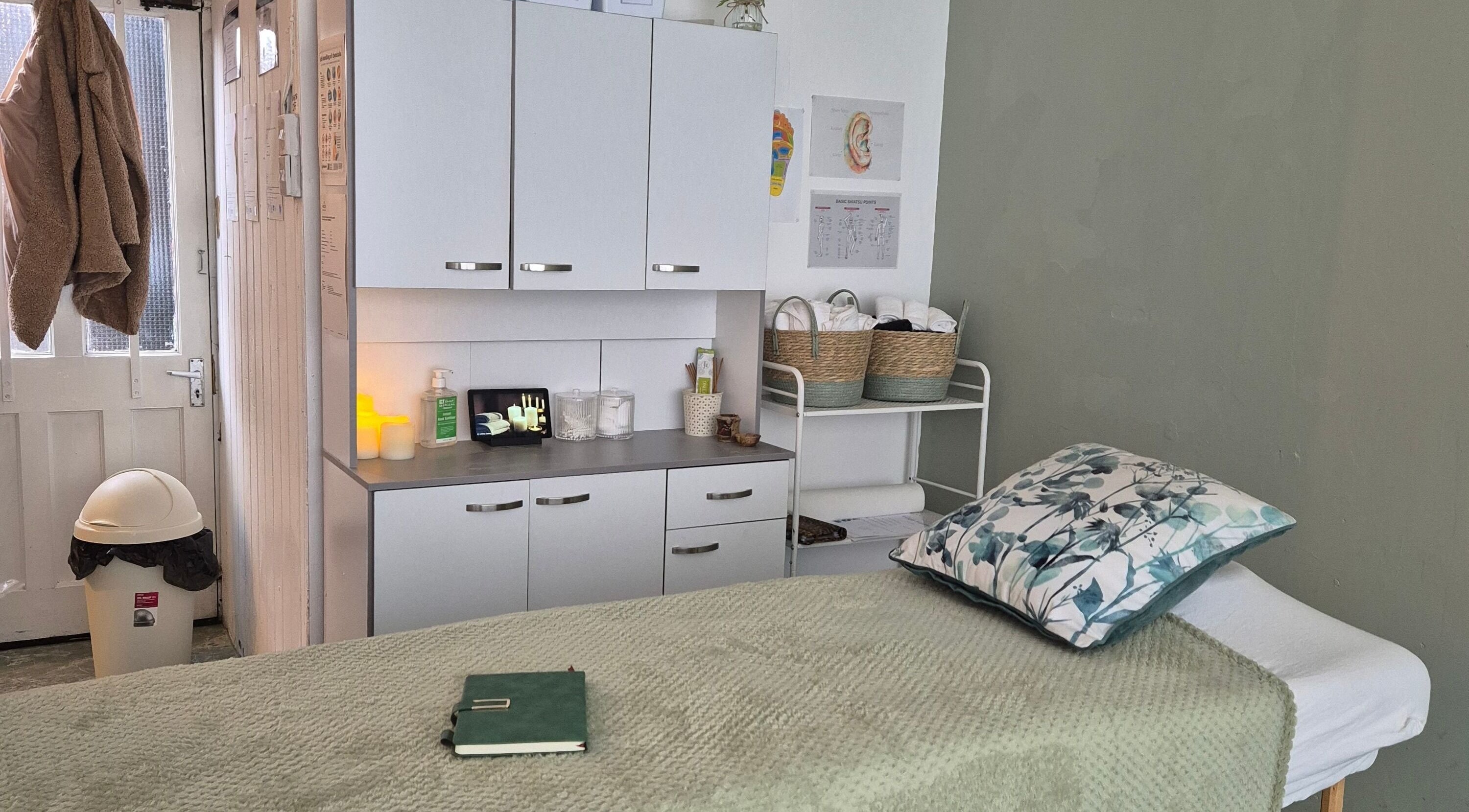 HGbeauty cozy therapy room in Warsop, England, GB with soft decor and calming ambiance.