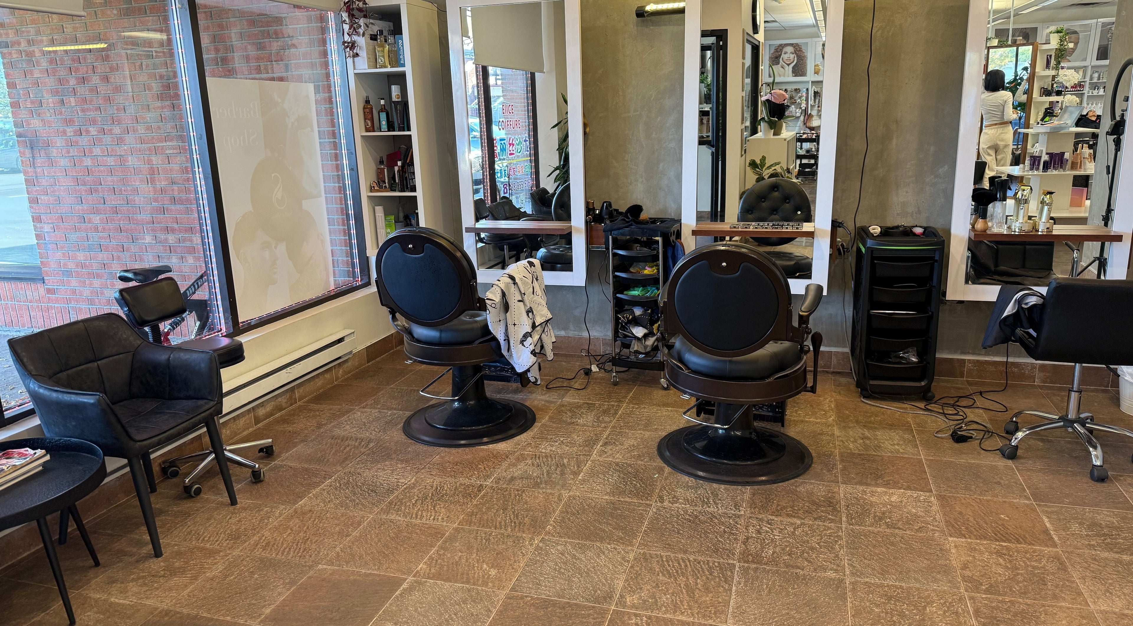 Intérieur de Élice Coiffure 爱丽丝沙龙 à Brossard, Québec, CA avec sièges modernes.