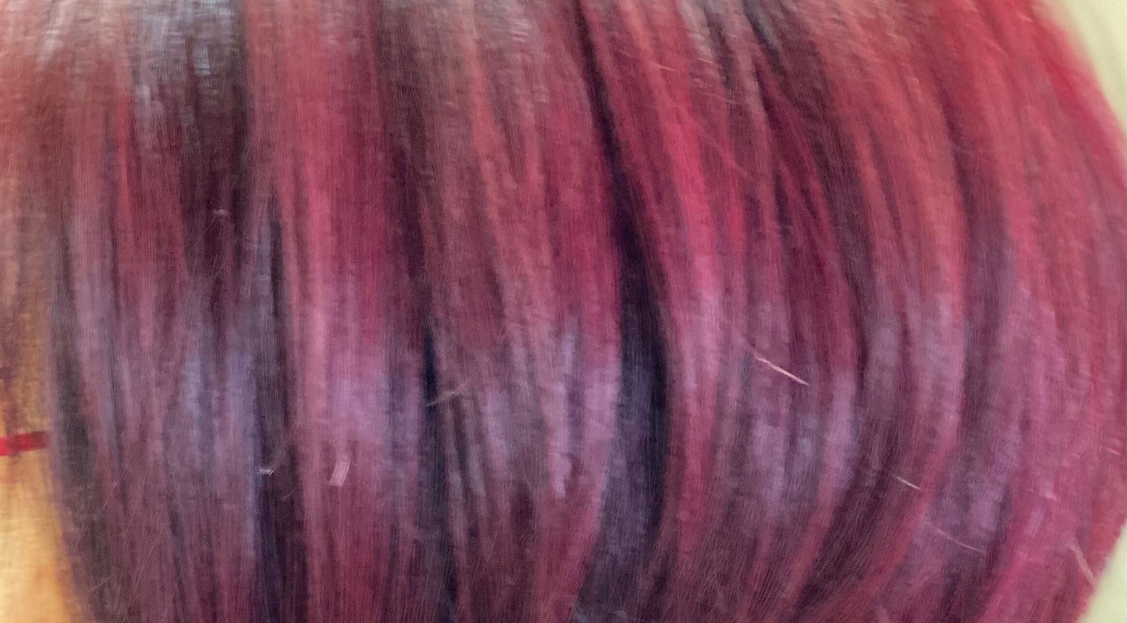 Cheveux teints en bordeaux chez Élice Coiffure 爱丽丝沙龙 à Brossard, Québec, CA.