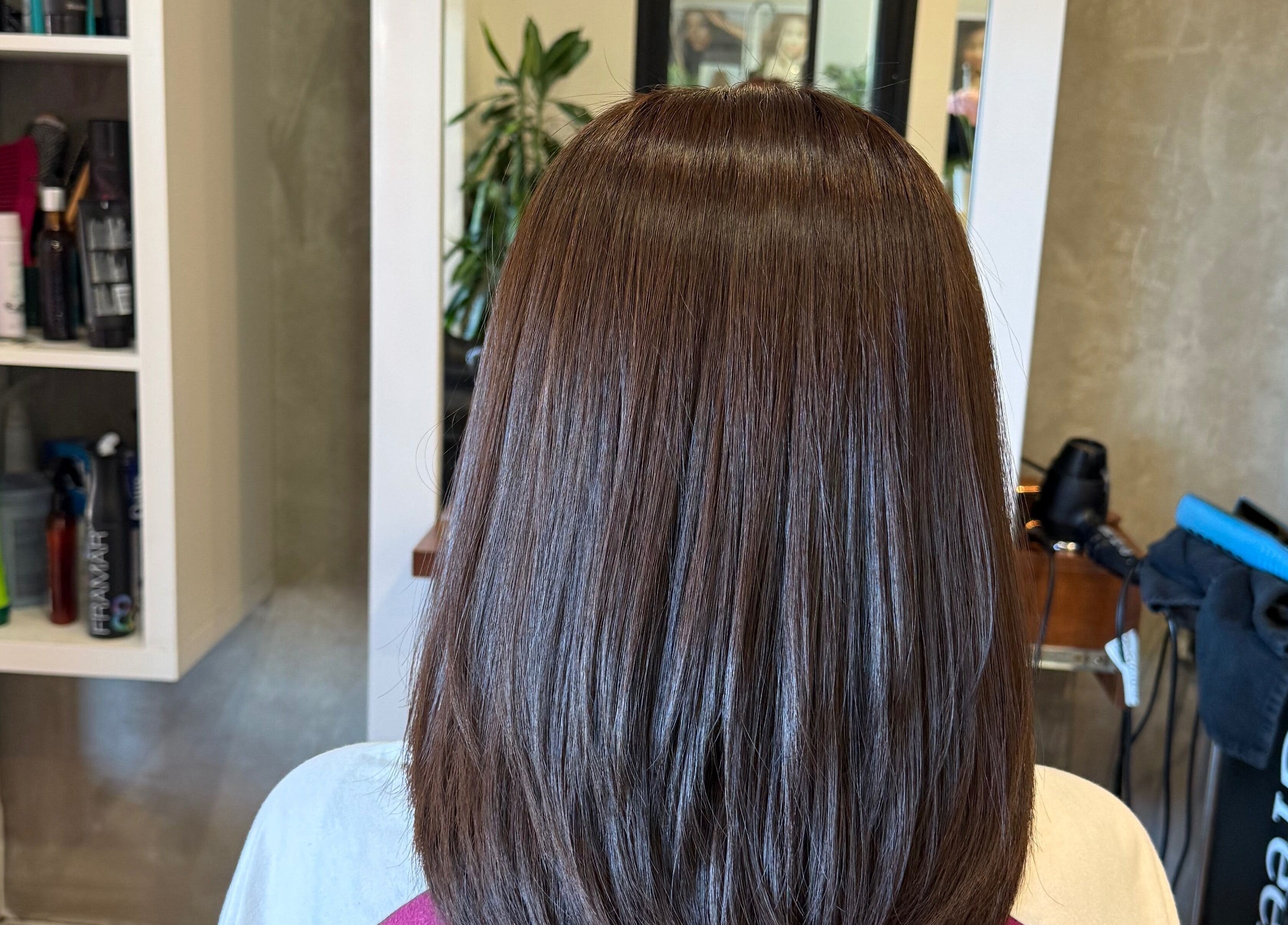 Cheveux lisses et brillants au salon Élice Coiffure 爱丽丝沙龙 à Brossard, Québec, CA.