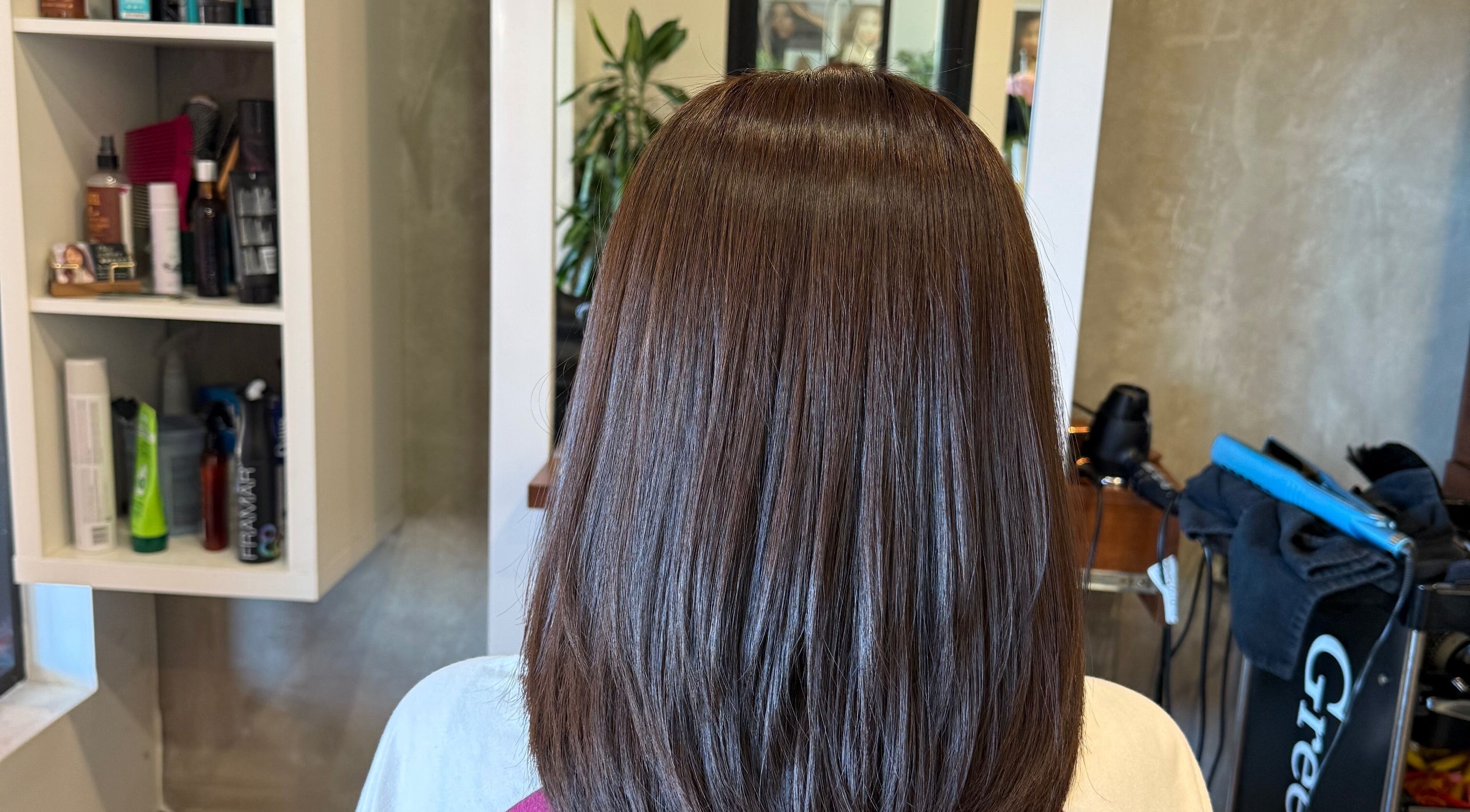 Cheveux lisses et brillants au salon Élice Coiffure 爱丽丝沙龙 à Brossard, Québec, CA.