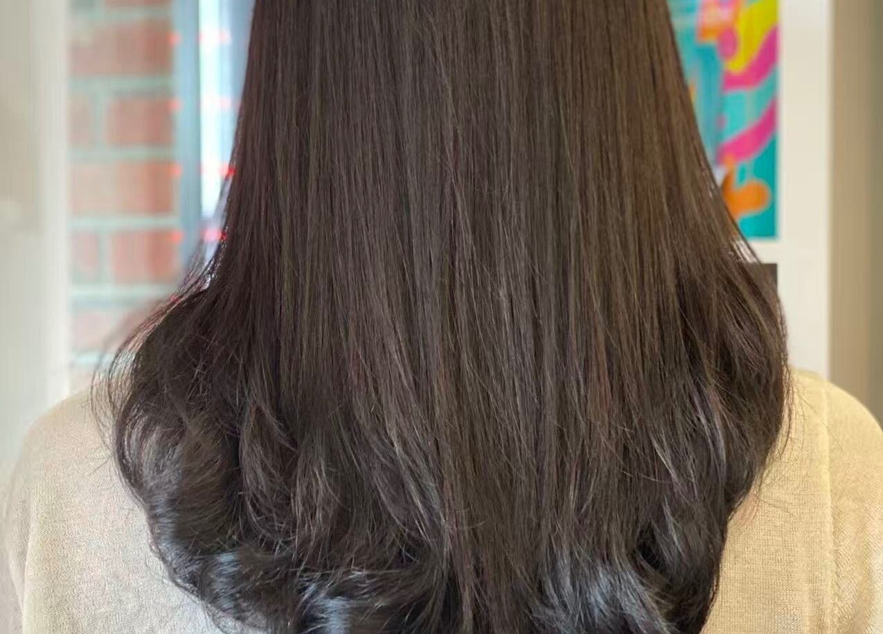 Coiffure élégante à Élice Coiffure 爱丽丝沙龙, Brossard, Québec, CA, cheveux bruns lisses.