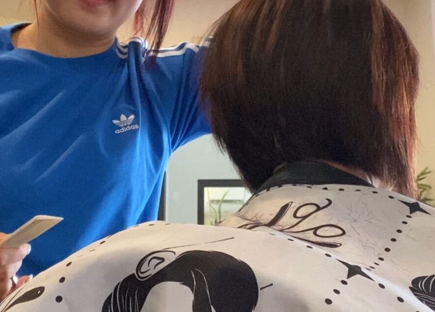 Coiffure en cours à Élice Coiffure 爱丽丝沙龙, Brossard, Québec, CA. Bien-être et beauté professionnelle.