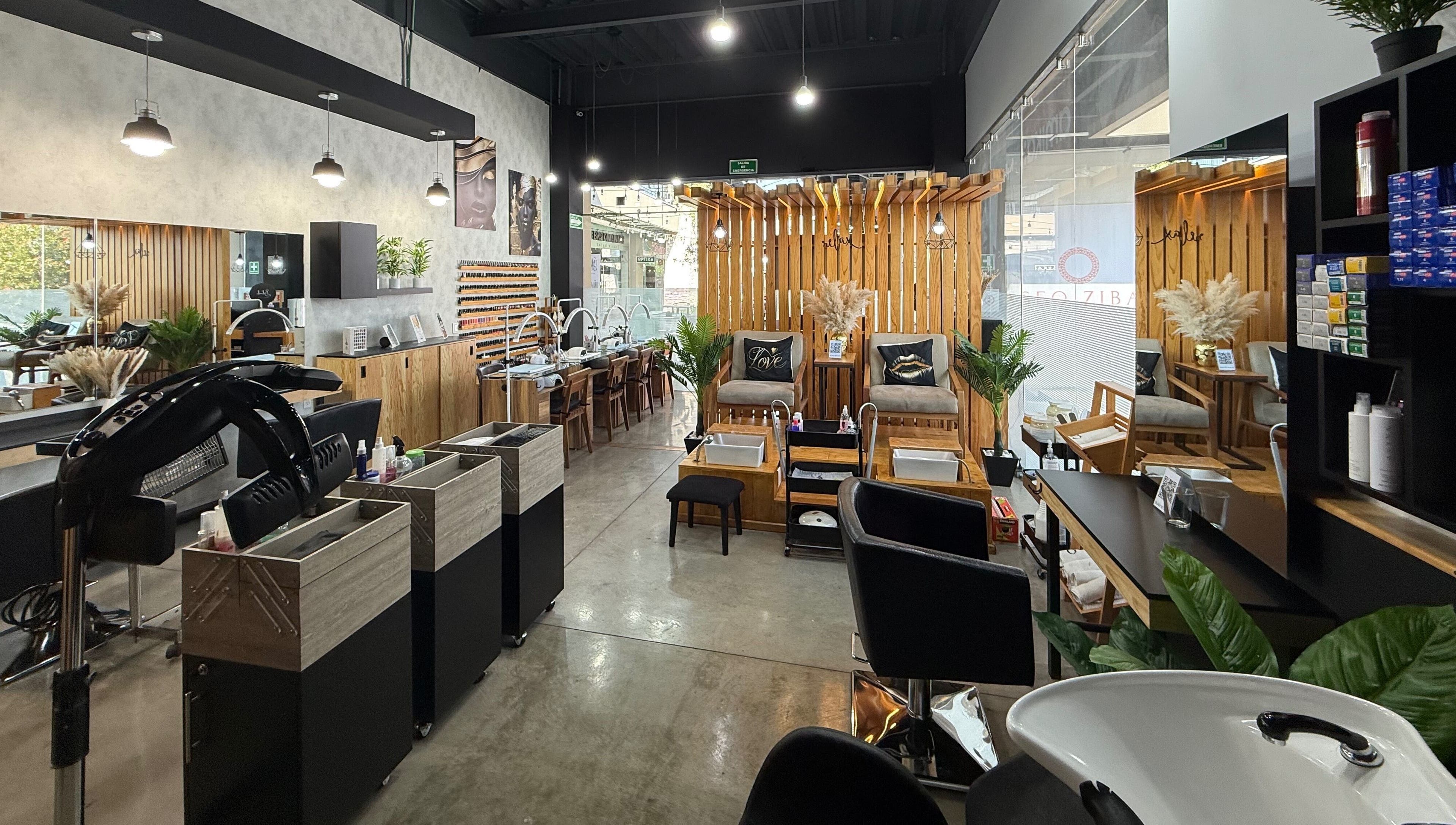 Interior moderno de Black Studio Beauty & Nails en El Marqués, Querétaro, MX.