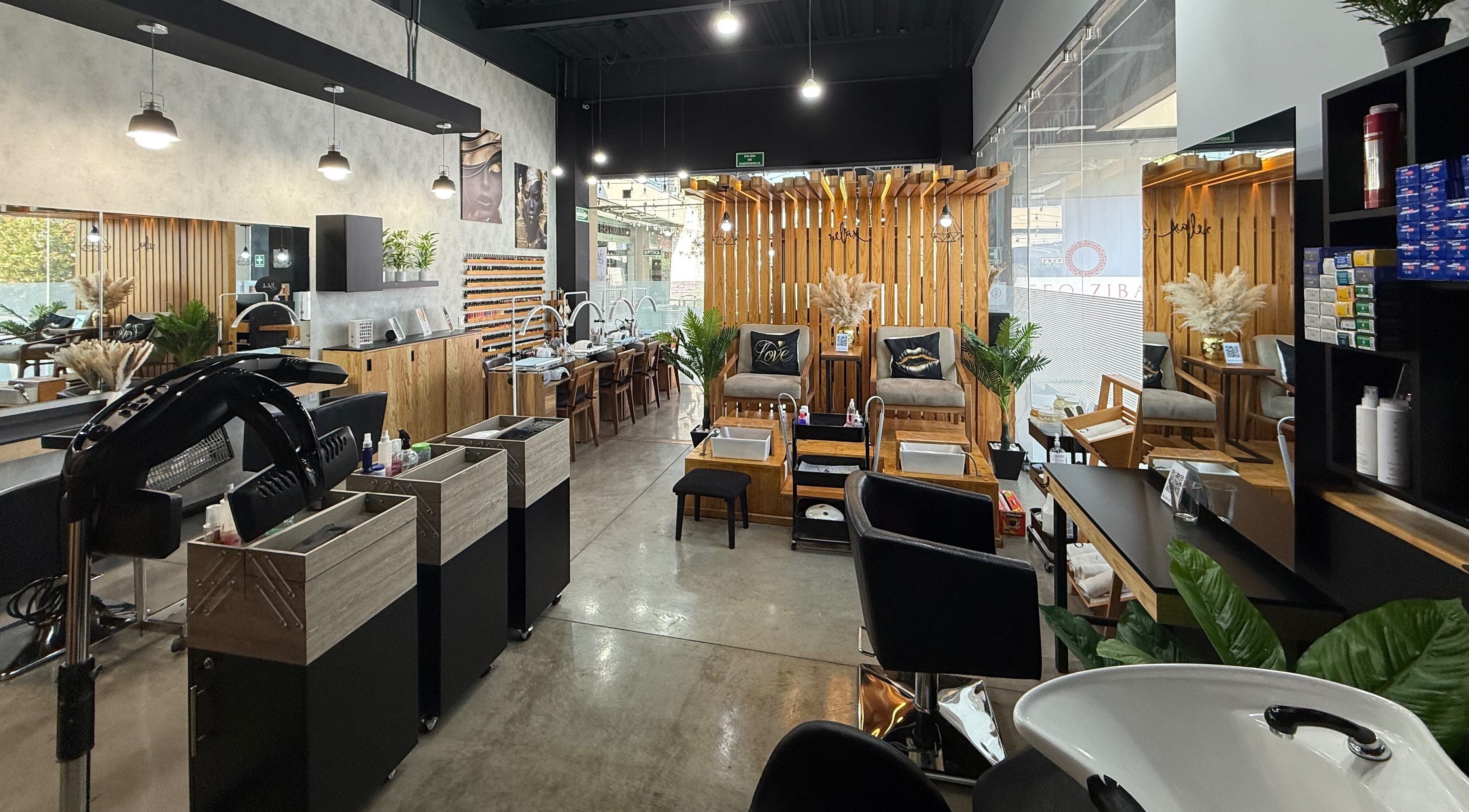 Interior moderno de Black Studio Beauty & Nails en El Marqués, Querétaro, MX.