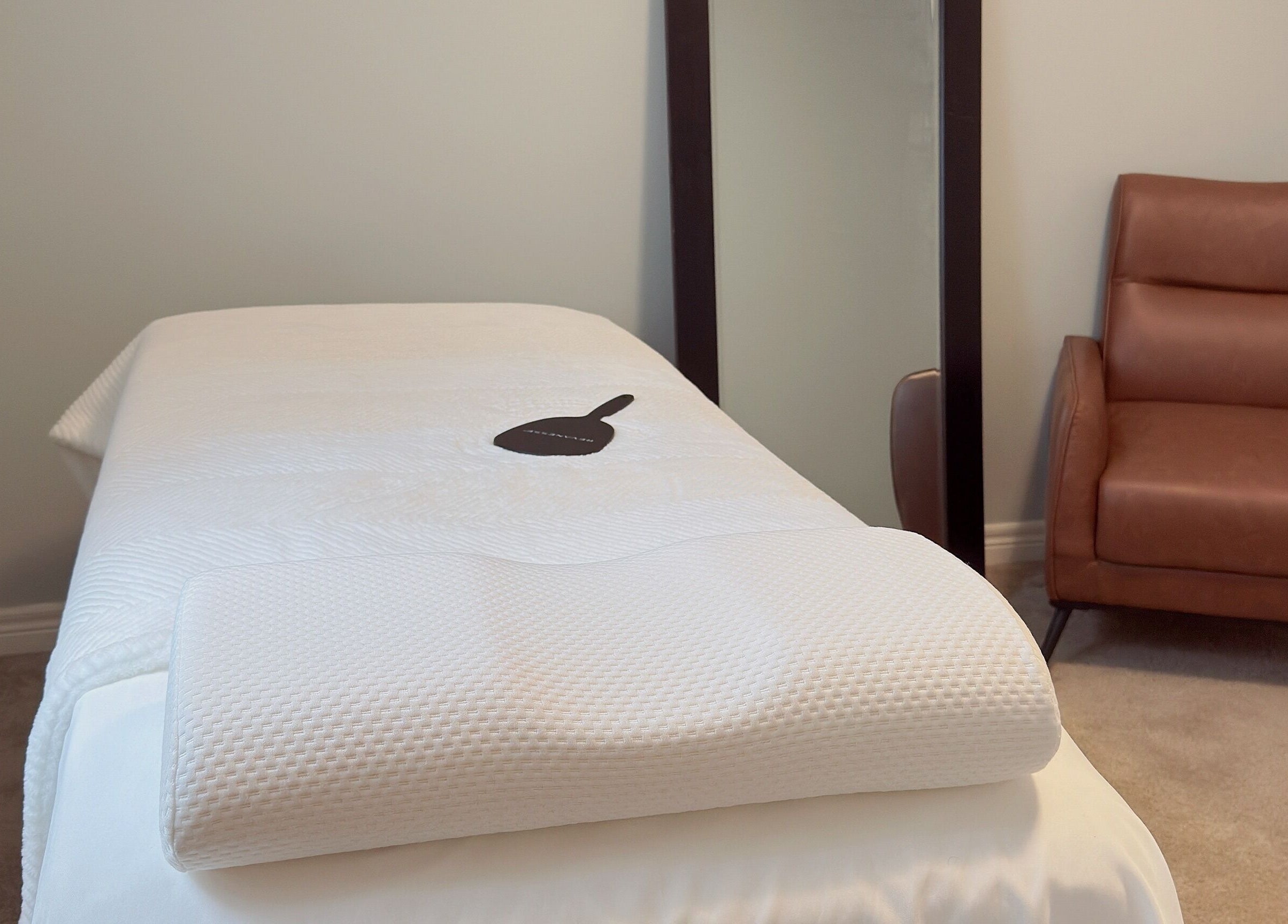 ✦ Vki Lash Studio ✦ offers a calming treatment room with a comfortable massage table in London, Ontario, CA.