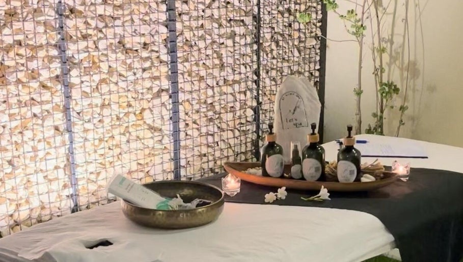 جو هادئ في Let’s spa - Home Service بالرياض، منطقة الرياض، SA مع شموع ومواد تجميل.