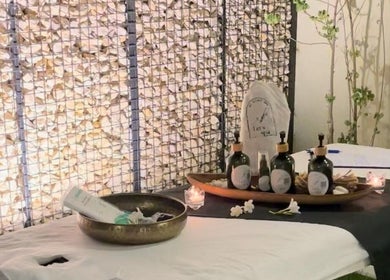 جو هادئ في Let’s spa - Home Service بالرياض، منطقة الرياض، SA مع شموع ومواد تجميل.