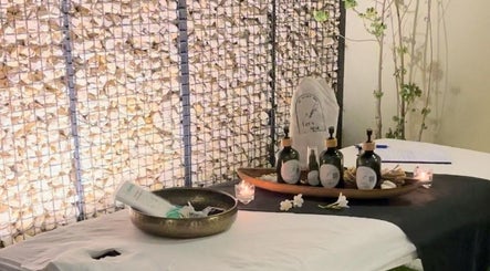 جو هادئ في Let’s spa - Home Service بالرياض، منطقة الرياض، SA مع شموع ومواد تجميل.