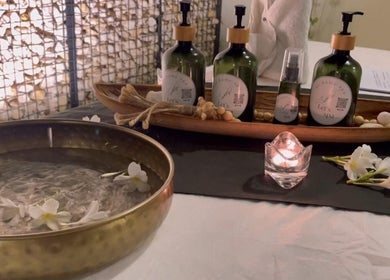 أجواء سبا هادئة في Let’s spa - Home Service بالرياض، منطقة الرياض، SA مع شموع وزهور.