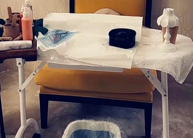 طاولة خدمات تجميل في Let's Spa - Home Service، READY، منطقة الرياض، SA، موضوعة أمام كرسي، مثال للرفاهية