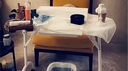 طاولة خدمات تجميل في Let's Spa - Home Service، READY، منطقة الرياض، SA، موضوعة أمام كرسي، مثال للرفاهية