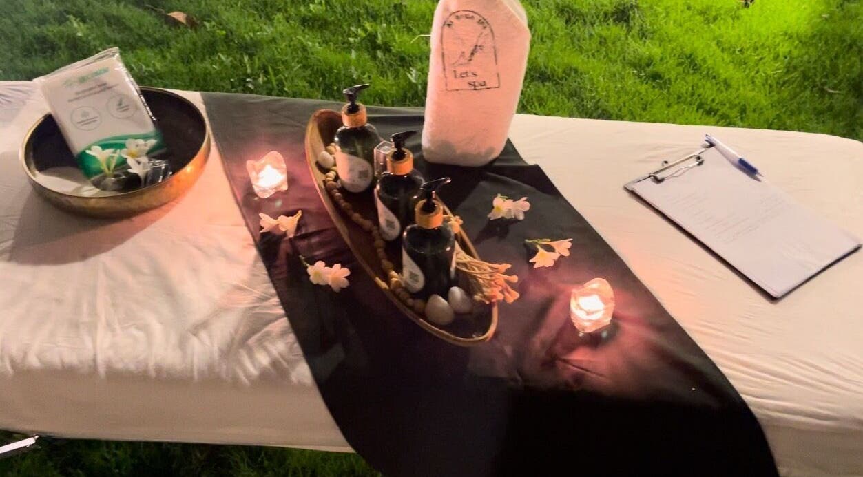 أدوات المساج وجو شمعي مريح في Let’s Spa - Home Service بالرياض، منطقة الرياض، المملكة العربية السعودية.