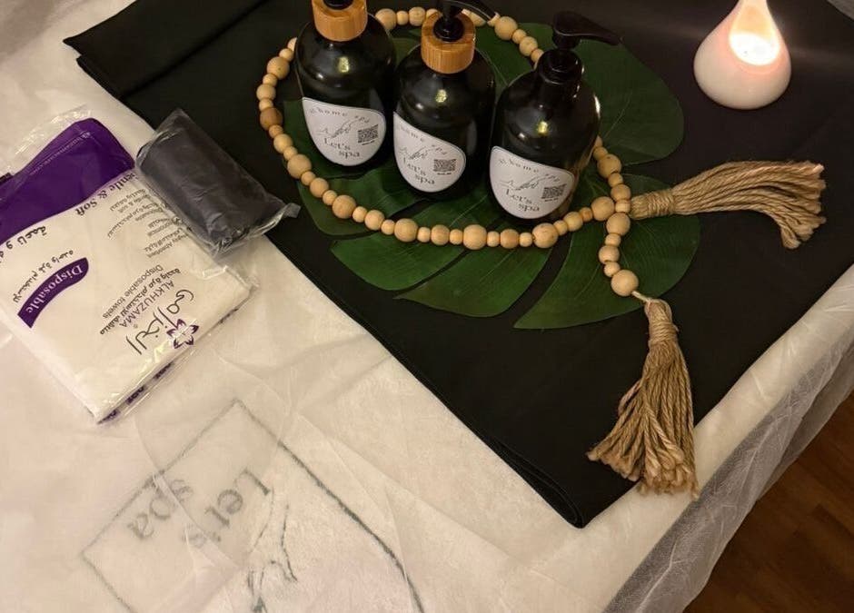 منتجات سبا فاخرة مع شمعة مريحة في Let's Spa - Home Service, RIYADH, منطقة الرياض, SA.