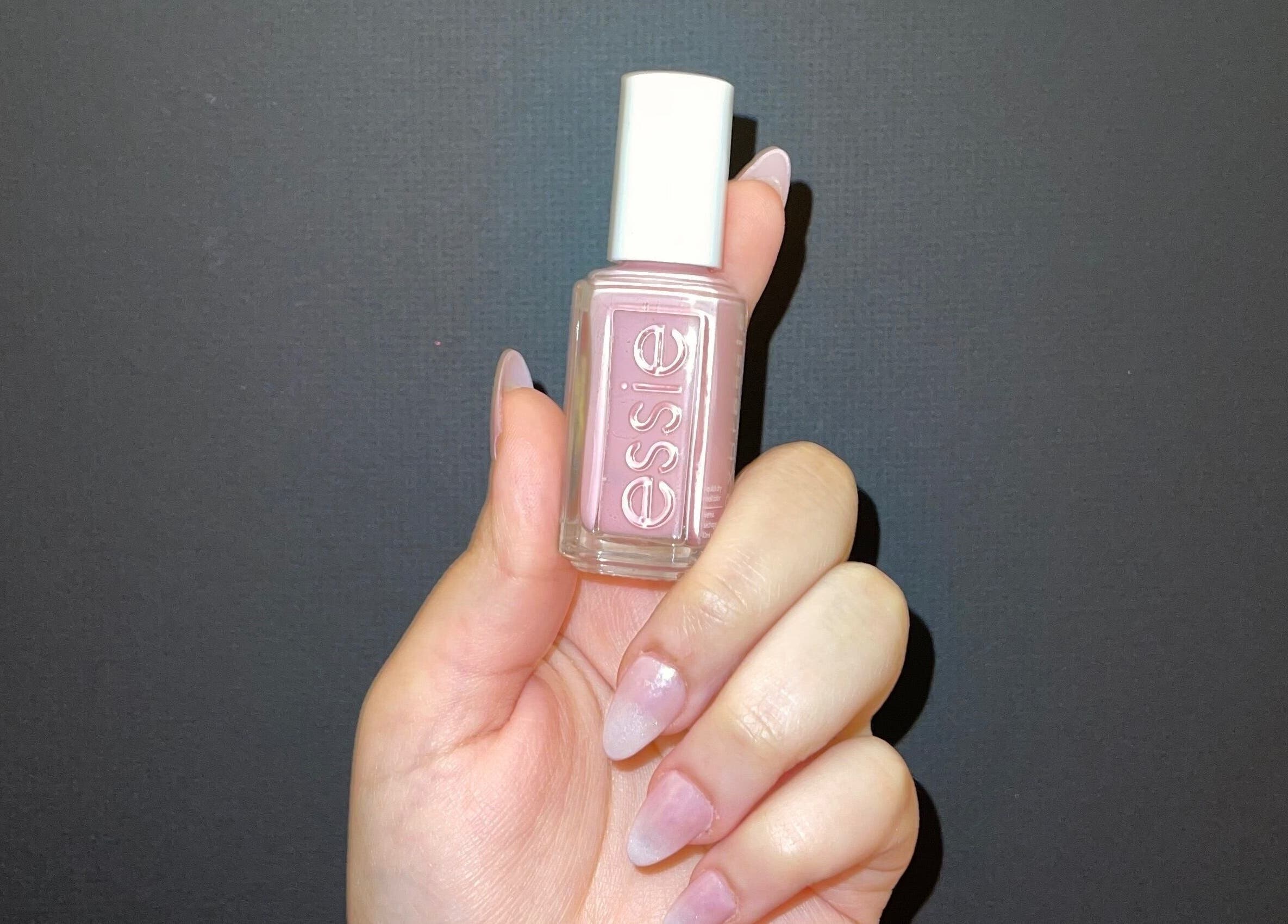 طلاء أظافر وردي عصري مقدم من Let's Spa - Home Service في الرياض، منطقة الرياض، السعودية.