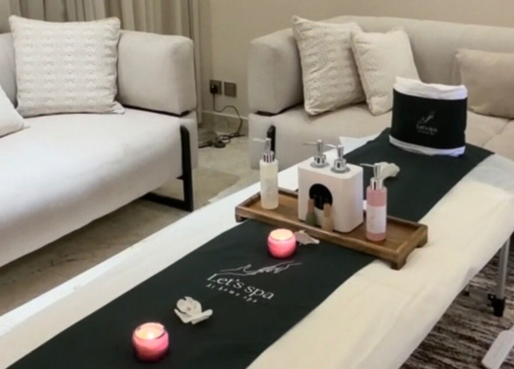 غرفة جلوس مريحة في Let’s Spa - Home Service, RIYADH, منطقة الرياض, SA مع تجهيزات سبا منزلية.