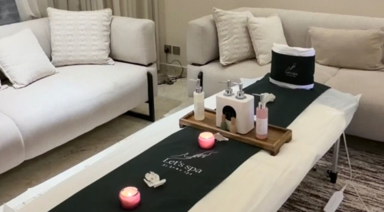 غرفة جلوس مريحة في Let’s Spa - Home Service, RIYADH, منطقة الرياض, SA مع تجهيزات سبا منزلية.
