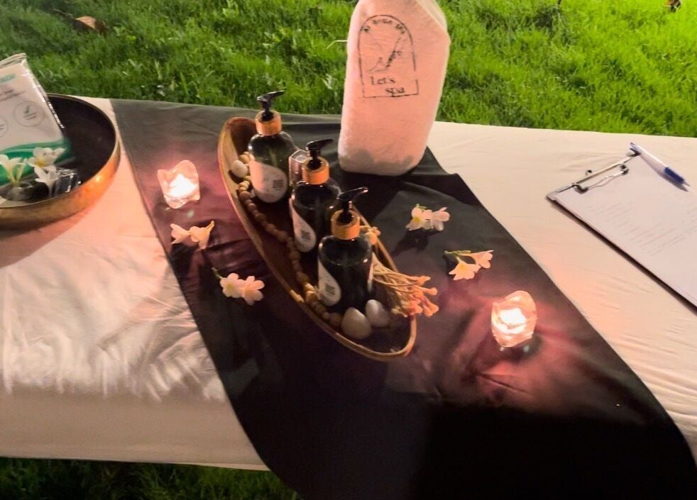 طاولة تدليك خارجية مع زيوت ومناشف Let’s Spa - Home Service في RIYADH، منطقة الرياض، SA.