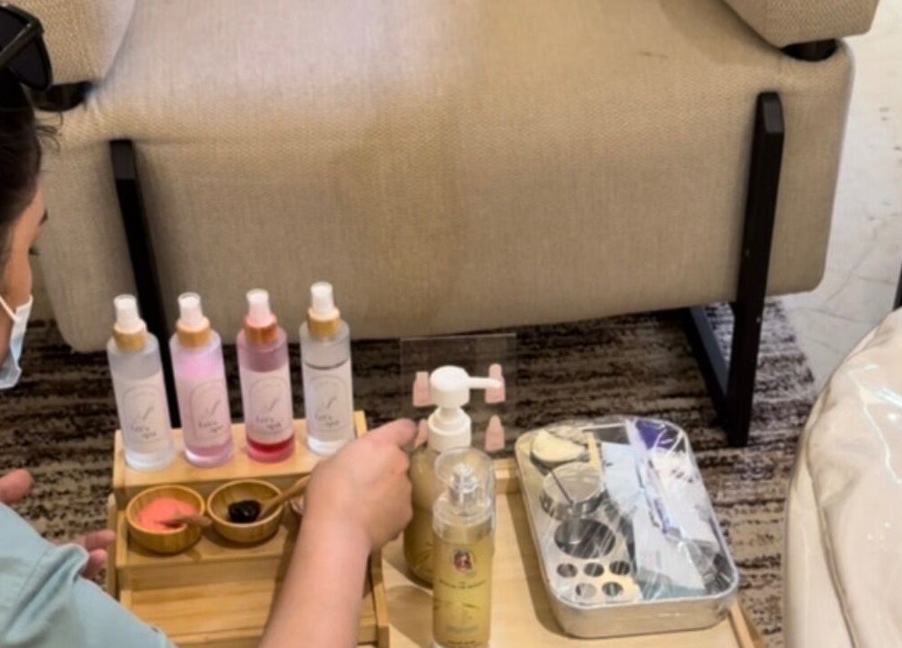 خبراء Let’s Spa - Home Service يقدمون جلسة عناية شاملة باستخدام منتجات عالية الجودة في الرياض، منطقة الرياض، SA.