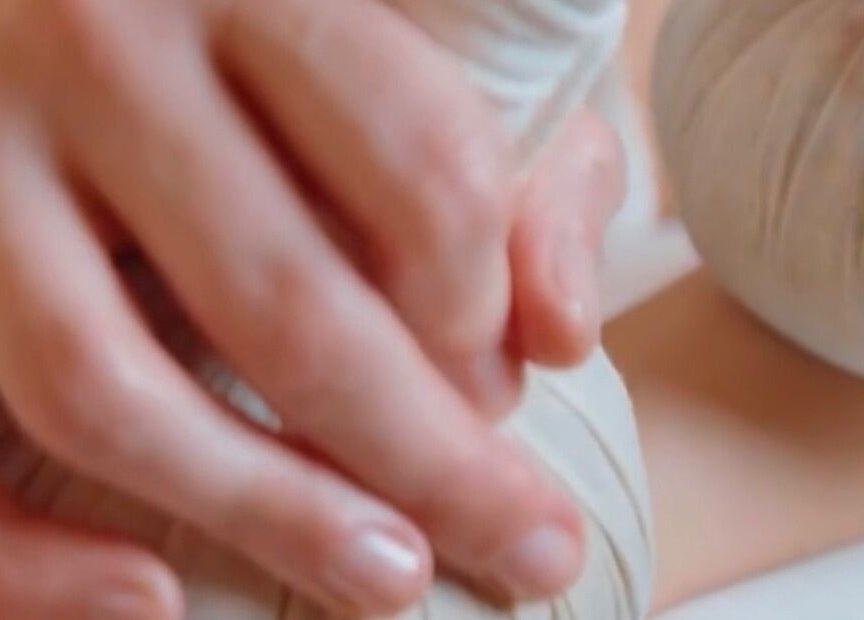 يد تقدم تدليك بالأعشاب في Let’s Spa - Home Service, RIYADH, منطقة الرياض, SA لراحة واسترخاء مثالي.