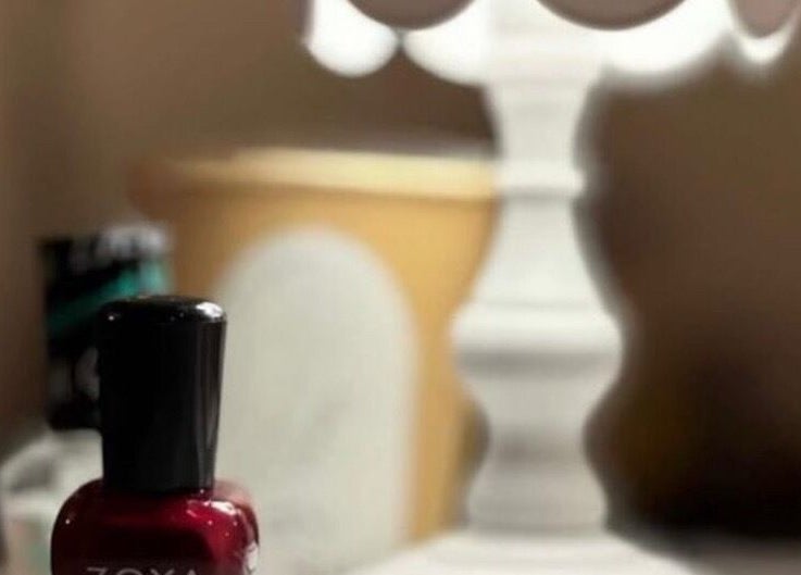 زجاجة طلاء أظافر حمراء في Let's Spa - Home Service، الرياض، منطقة الرياض، SA.