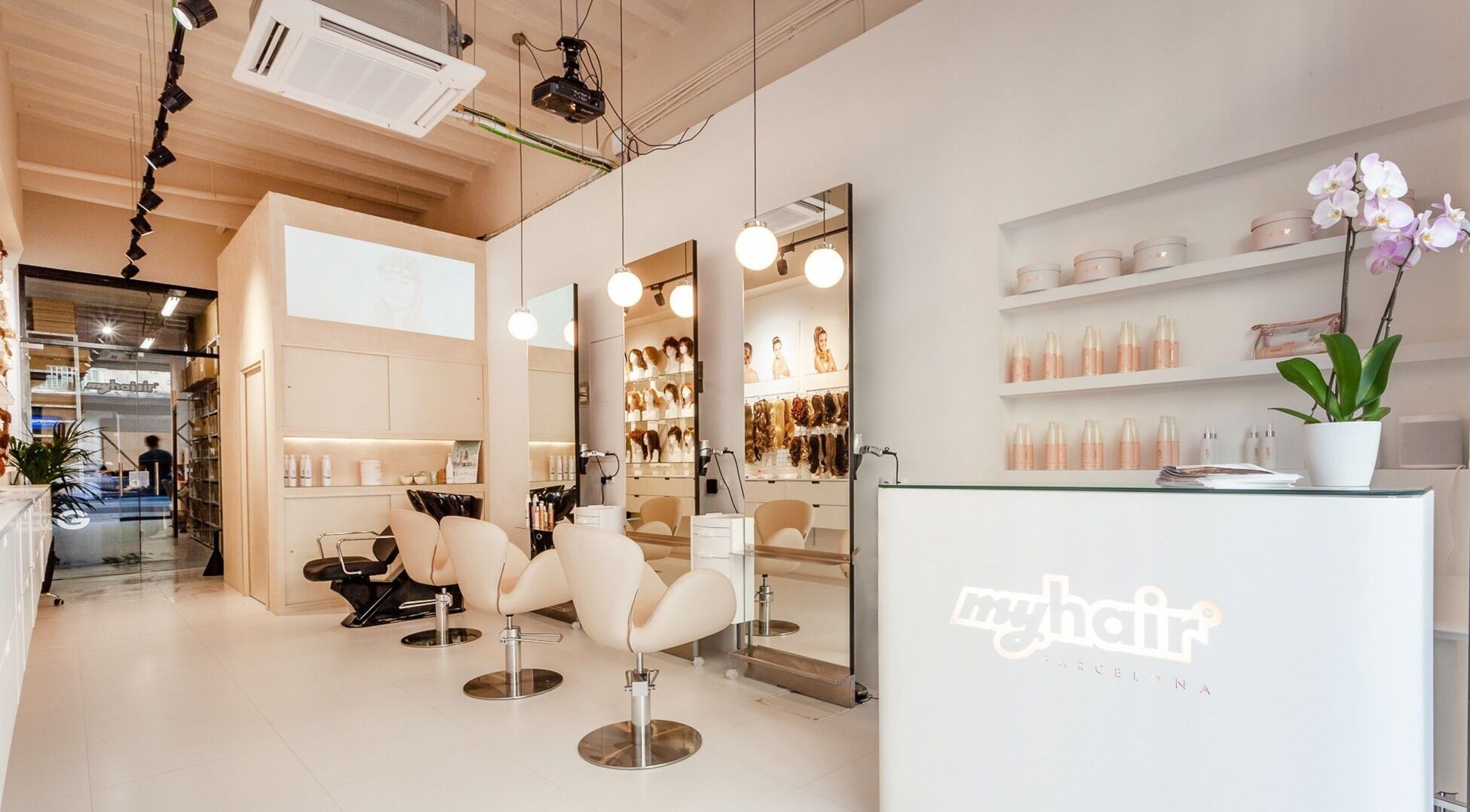 Interior moderno del salón Myhair Barcelona en Barcelona, Catalunya, ES con iluminación acogedora.