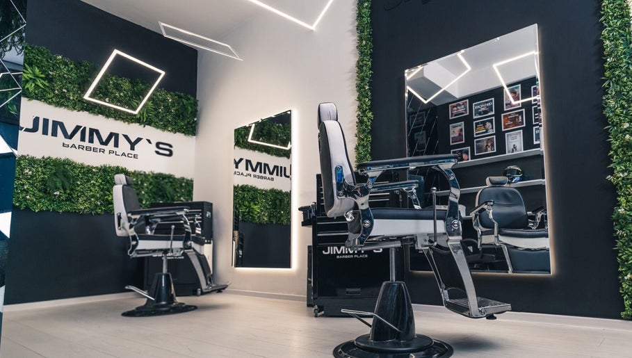 Невероятен интериор на Jimmy's Barber Place, Варна, Варна, BG с модерни огледала и зелени стени.