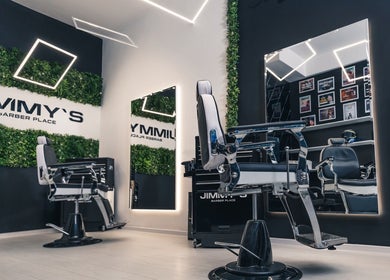 Невероятен интериор на Jimmy's Barber Place, Варна, Варна, BG с модерни огледала и зелени стени.