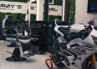 Вътрешен интериор на Jimmy'S Barber Place с мотор и стилен стол във Варна, Варна, BG.