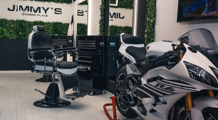 Вътрешен интериор на Jimmy'S Barber Place с мотор и стилен стол във Варна, Варна, BG.