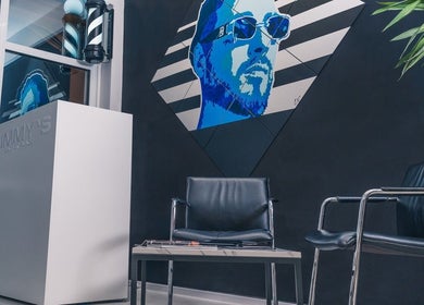 Вход на Jimmy'S Barber Place във Варна, Varna, BG с модерна черно-бяла естетика и уникален декор.