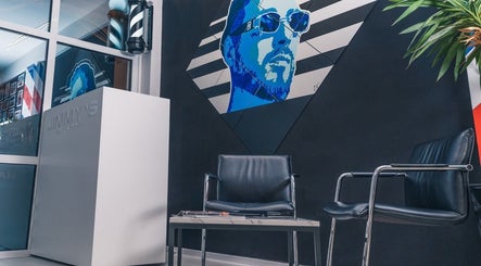 Вход на Jimmy'S Barber Place във Варна, Varna, BG с модерна черно-бяла естетика и уникален декор.