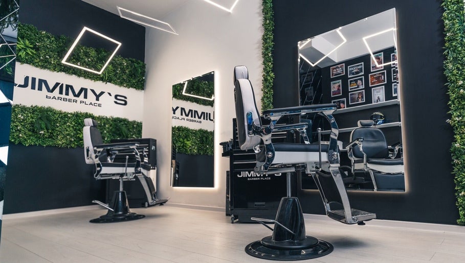 Интериор на модерното JIMMY'S BARBER PLACE, Варна, Варна, BG с бръснарски стол и зелени акценти.