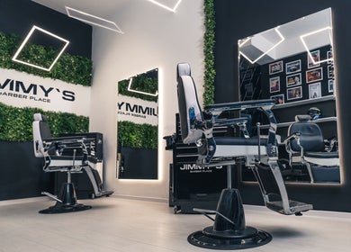 Интериор на модерното JIMMY'S BARBER PLACE, Варна, Варна, BG с бръснарски стол и зелени акценти.