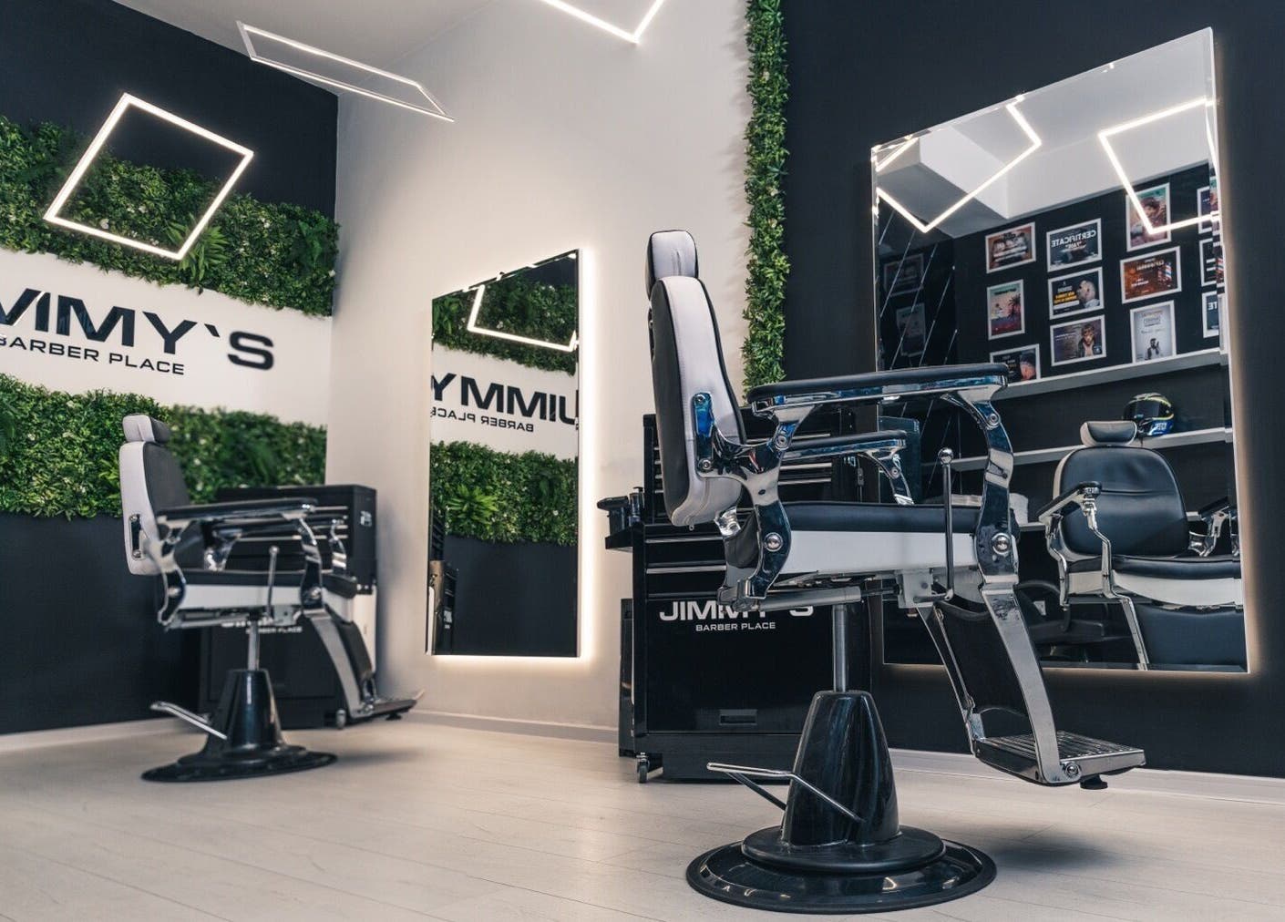 Интериор на модерното JIMMY'S BARBER PLACE, Варна, Варна, BG с бръснарски стол и зелени акценти.