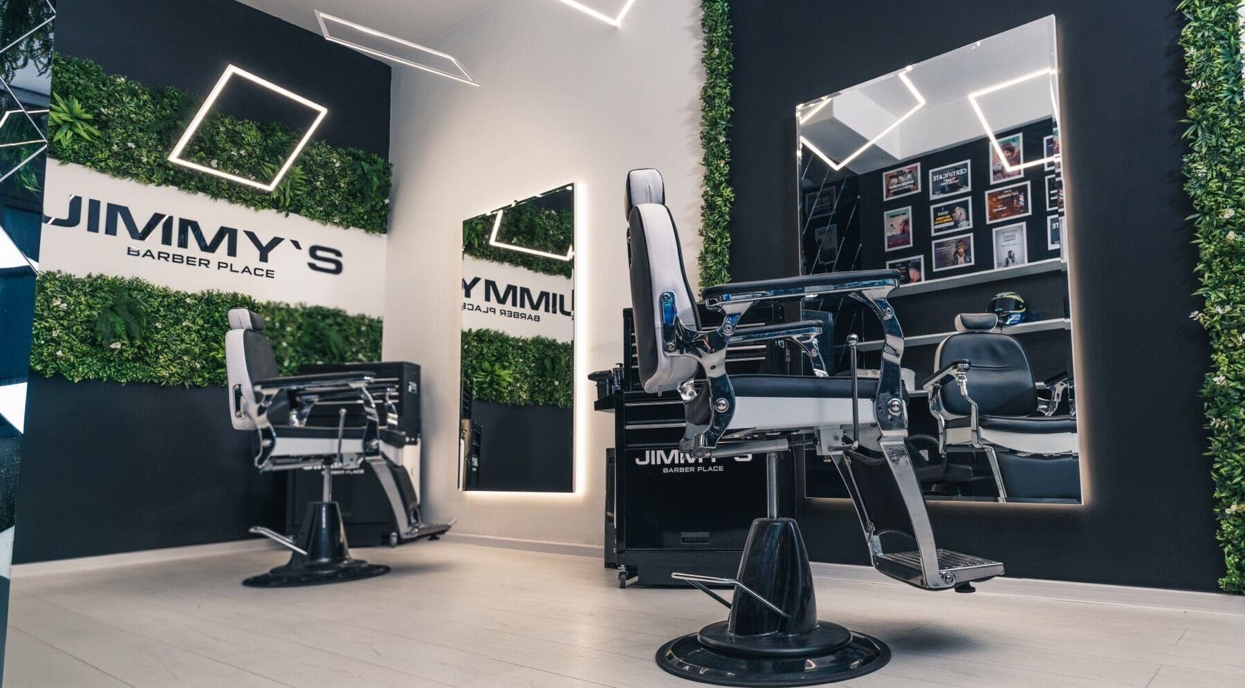 Интериор на модерното JIMMY'S BARBER PLACE, Варна, Варна, BG с бръснарски стол и зелени акценти.